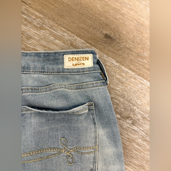 Denizen from Levi’s Boyfriend Jeans Light Wash Distressed Woman Size 9 / W29 - Picture 4 of 6